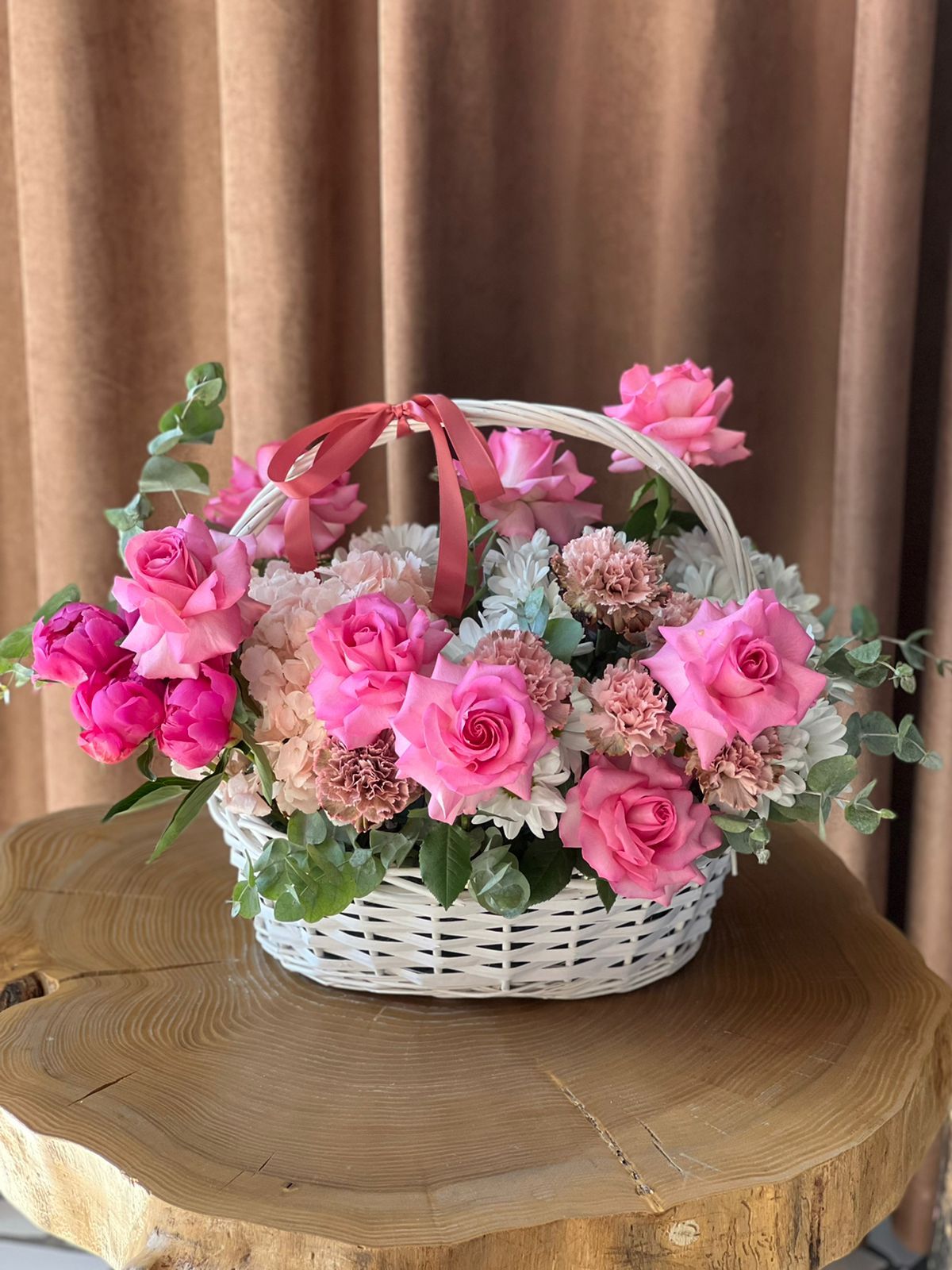 Букет в корзине "Малиновый свет" из роз, гвоздик и хризантем