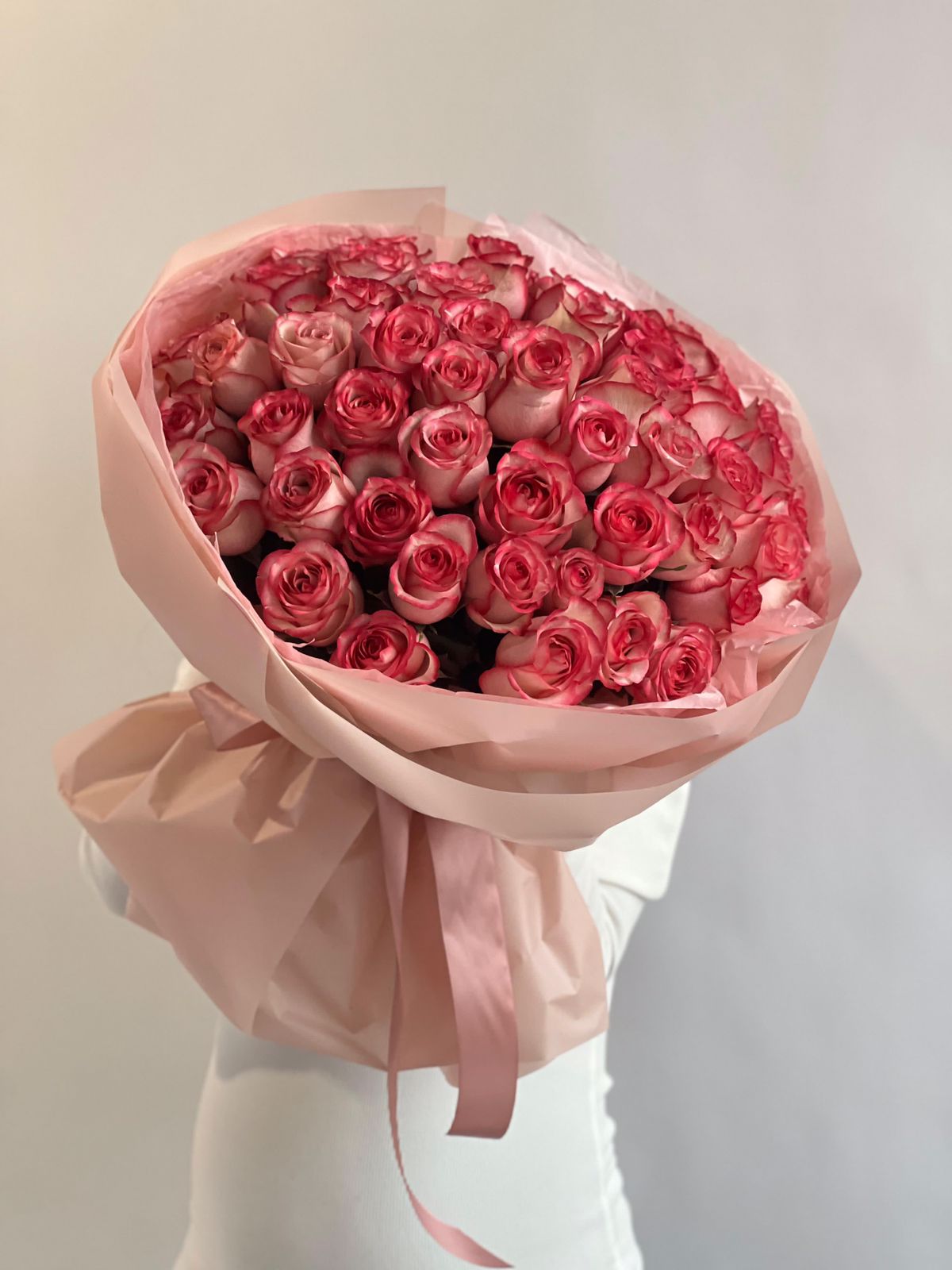 Букет из 51 розовой розы в оформлении