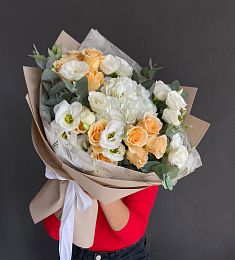 Композиция "Гаяна" из гортензий, лизиантусов и спрей роз