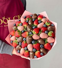 Клубничный конус "Кассиопея" клубника в шоколаде с ягодами