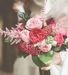 Букет невесты "Вирджиния" из астильбы и роз