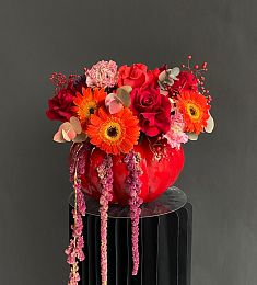 Композиция в тыкве "Брисбен" из гербер, гвоздик, роз и амаранта