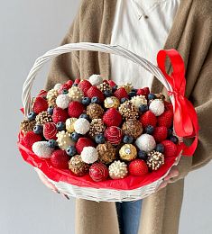 Клубничная корзина "Ферреро" из клубники в шоколаде, свежих ягод и конфет