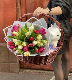 "Весенний поцелуй" букет из 25 тюльпанов и единорог в корзине