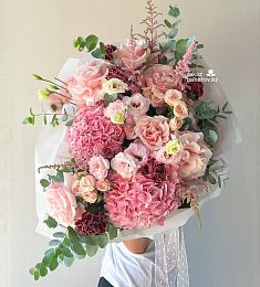 Букет "Розовая симфония" с розами, лизиантусом, гортензией и гвоздикой