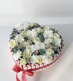 Композиция "Lulu" розы и хризантемы с шоколадом в коробке в форме сердца