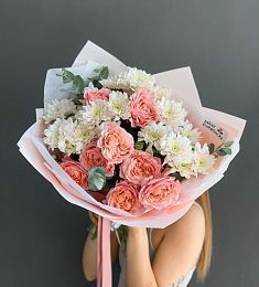 Букет "Дарлинг" из пионовидных роз и хризантем