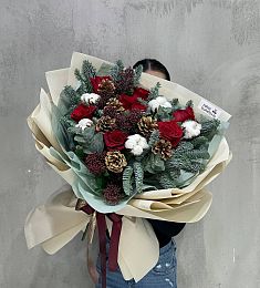 Новогодний букет "Кристмас" из нобилиса с розами, хлопком и шишками