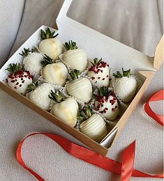 Клубничный бокс "Белый лебедь" клубника в белом шоколаде