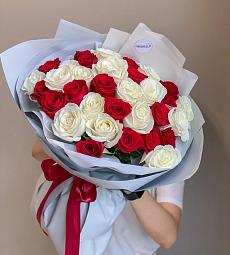 25 красно-белых роз