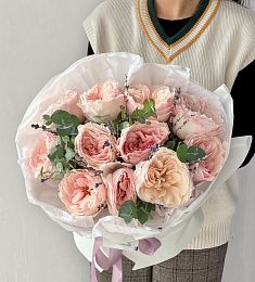Букет "Струны сердца" из пионовидных роз с эвкалиптом