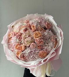 Букет "Цветочное Искушение" из гортензий и спрей роз