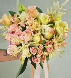 Букет невесты "Ирида" из роз, астильбы, лизиантусов и пион