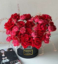 Композиция "Amira" из роз и пионовидных спрей роз в коробке