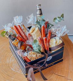 Композиция "Граф" пиво, колбаски, орешки и чипсы в коробке