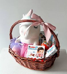 Подарочная корзина "Pink Heart" игрушечный единорог со сладостями kinder