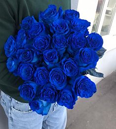 Букет из 25 синих роз в стильном оформлении. 