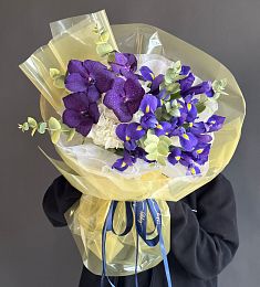Композиция "Наоки" из гортензии, ирисов и орхидей