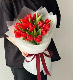 Букет из 15 красных тюльпанов тюльпанов