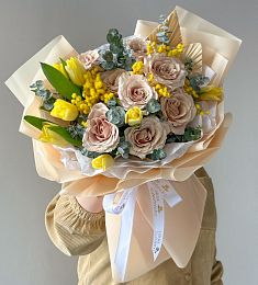 Букет "Romina" из роз, мимозы и тюльпанов