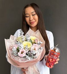 Сет "Lovely Sweet" букет из роз, лизиантуса и эвкалипта со стаканом клубники с шоколадом
