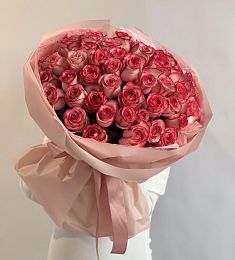 Букет из 51 розовой розы в оформлении