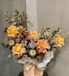 Композиция "Декаданс" из роз, хризантем и сухоцветов в осеннем оформлении