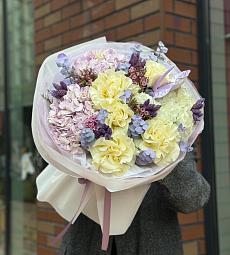 Букет "Милка" из антуриума, гортензий и роз с осенней зеленью