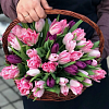 Букеты тюльпанов в корзине