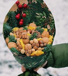 Букет «Зимний орешек» из орехов в новогоднем оформлении