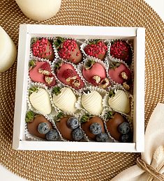 Клубничный бокс "Сорбет" клубника в шоколаде с ягодами малины и голубики