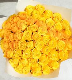 Букет из 51 яркой желтой розы