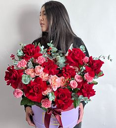 Композиция "Цветочное Вдохновение"  из роз, гвоздик, илекса и гипперикума