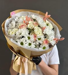 Композиция "Раймонд" из хризантем, роз и сухоцветов