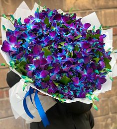 Букет из 101 синей орхидеи с рускусом