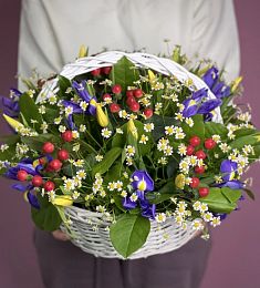 Композиция "Clotilde" из тюльпанов, ириса и кустовых ромашек в корзине