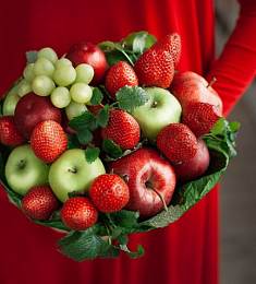 Съедобный букет "Зачарованный" из фруктов и ягод