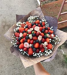 Букеты из ягод и цветов "Голубика"