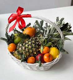Фруктовая корзина "Праздник жизни" с ананасом и цитрусовыми