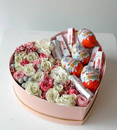 Композиция "Kiss" розы, лизиантус, вакс и сладости в коробке