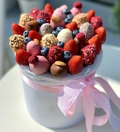 Клубничный бокс "Клара" клубника  в молочном и белом шоколаде с свежими ягодами голубики и орешками