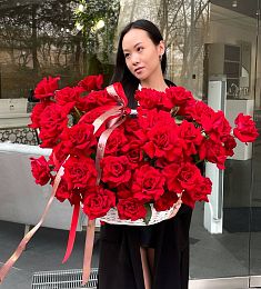 Композиция "Розалина" из 57 вывернутых роз в корзине