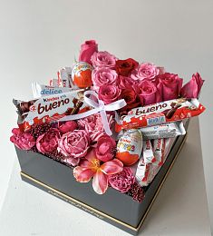 Композиция "Choco box"  с розами, тюльпанами и сладостями.