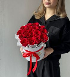 Композиция "Echoes of Elysium" из 17 красных голландских роз