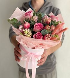 Букет "Мягкий взгляд" из роз, гиацинтов и тюльпанов