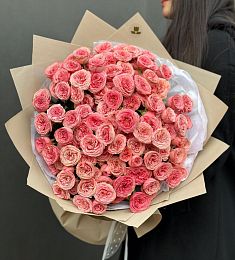 25 розовых пионовидных спрей роз в оформлении