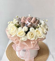 Клубничный бокс "Принцесса" клубника в шоколаде с розами и хризантемой