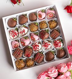 Клубничный бокс "Красотка" клубника в шоколаде с шоколадными плиточками