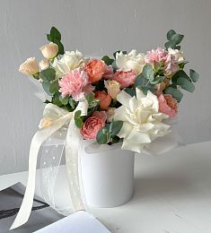 Композиция "Мистическая Роза" из гвоздик и роз в коробке