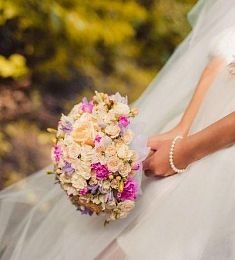 Букет невесты "Николь" из роз, гвоздик, альстромерий и Гипперикума